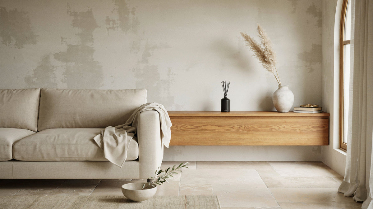 Elegantes Wohnzimmer mit natürlichen Texturen und Raumduft-Styling