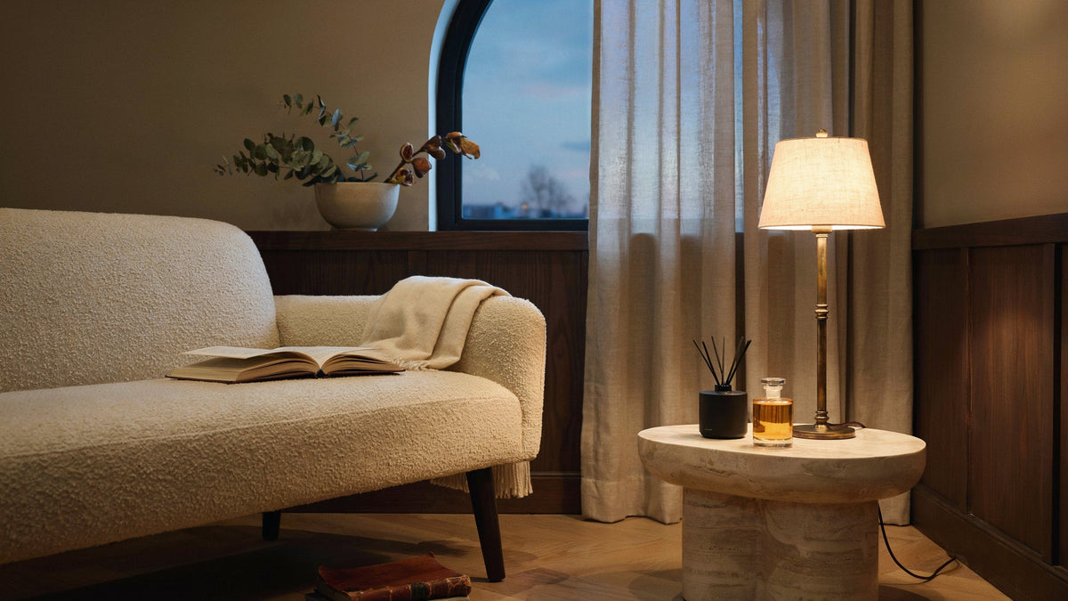 Warme hotellähnliche Lounge mit Raumduft-Details neben einer Lampe
