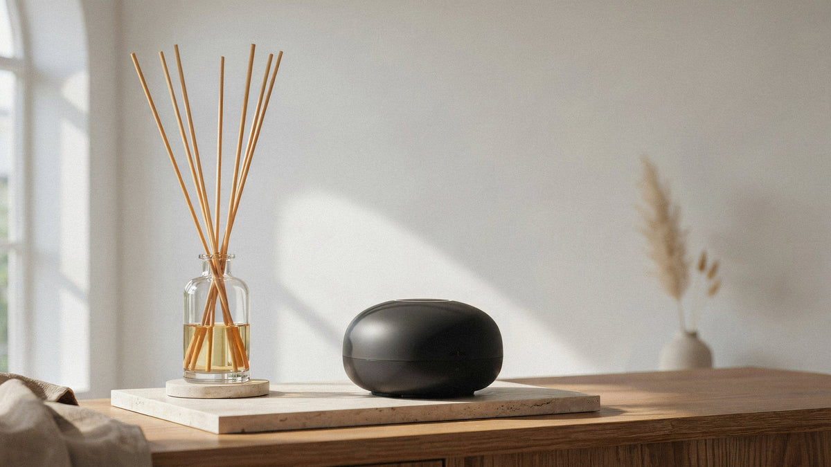 Stäbchendiffusor und wasserloser elektrischer Duftdiffusor in einem eleganten Wohnzimmer