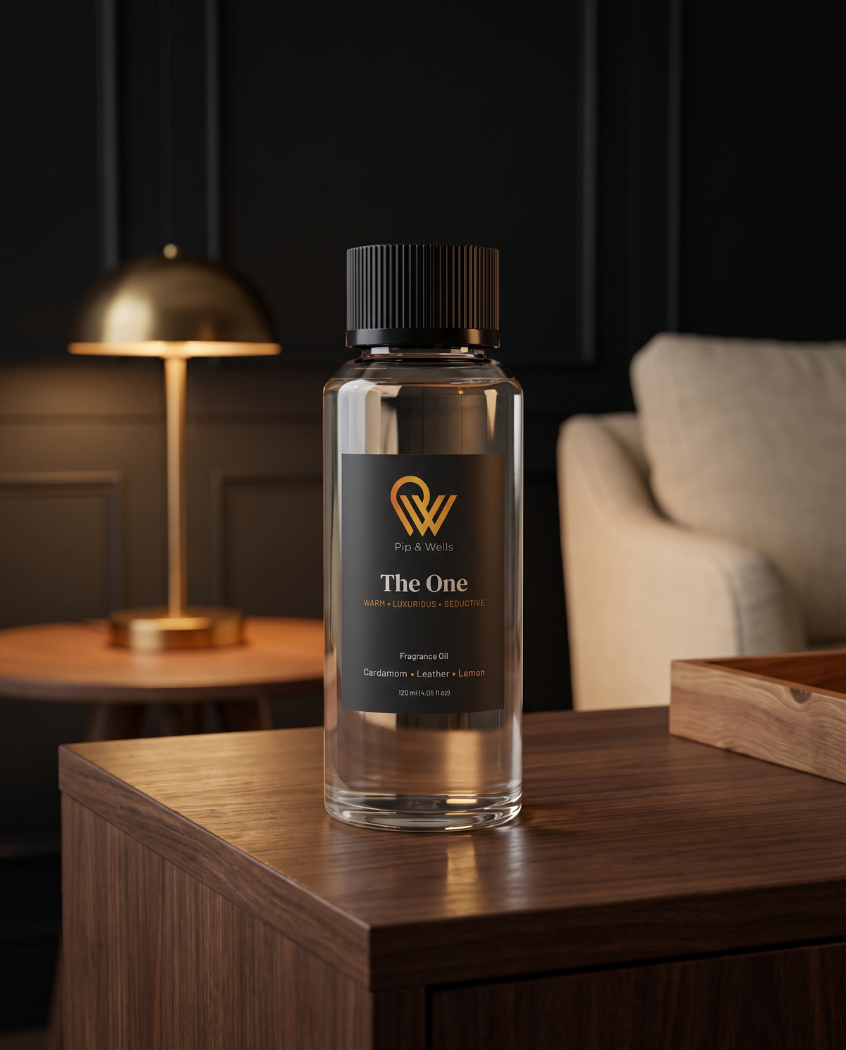 Flasche Pip & Wells The One Duftöl, 120 ml, aus dem Essence of Luxury-Set auf einer Walnusskonsole in einer Lounge im Hotelstil