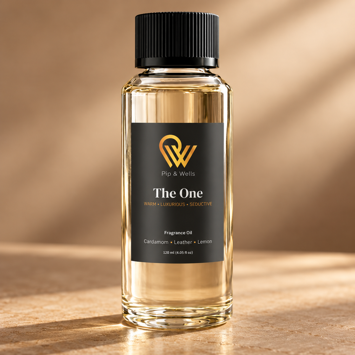 Nahaufnahme des Etiketts auf einer 120 ml Flasche Pip & Wells The One Duftöl